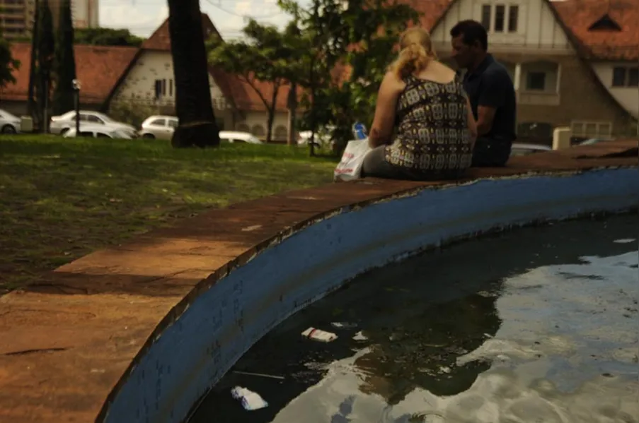 Dez meses após decreto, lixo no chão ainda é problema