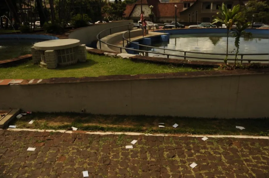 Dez meses após decreto, lixo no chão ainda é problema