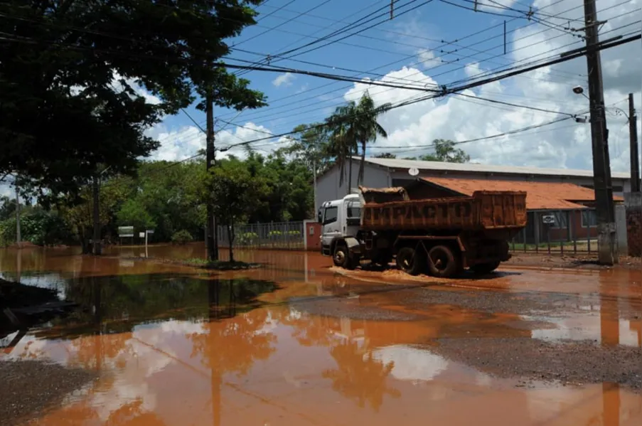 Avenida continua alagada após chuvas em Rolândia