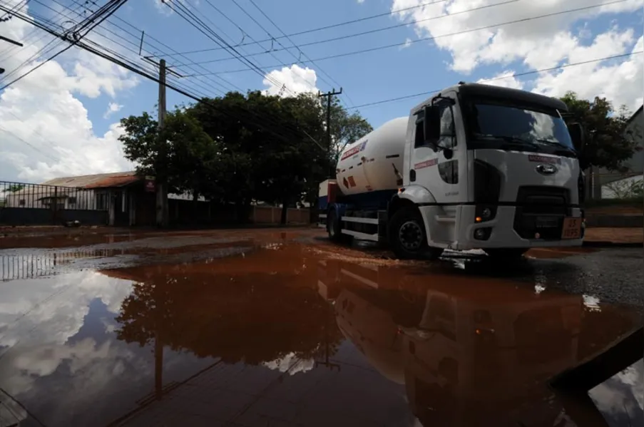 Avenida continua alagada após chuvas em Rolândia