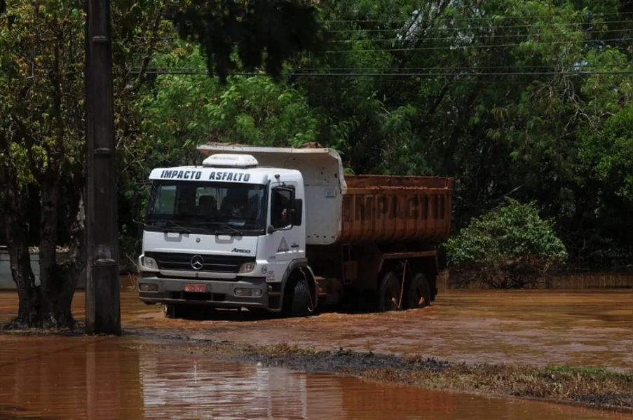 Avenida continua alagada após chuvas em Rolândia