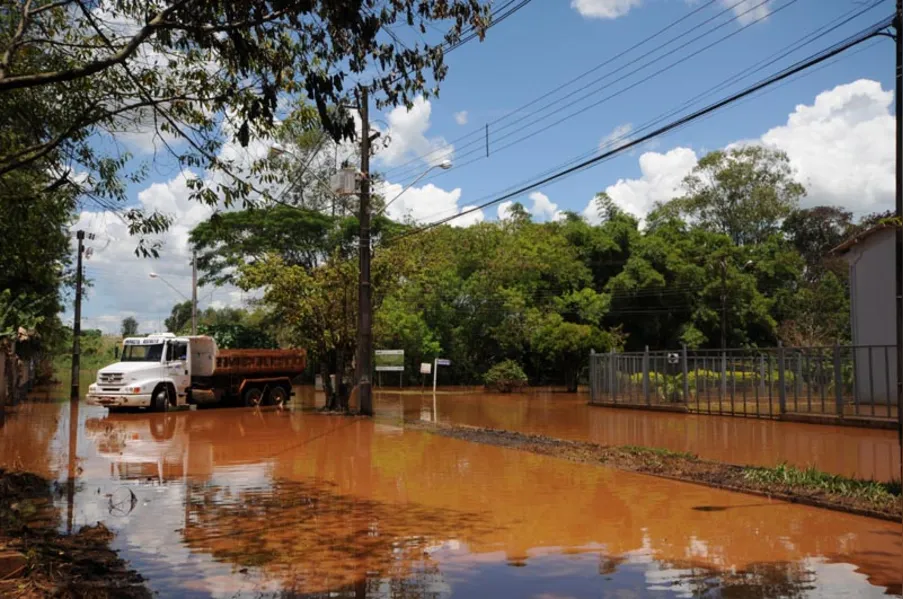 Avenida continua alagada após chuvas em Rolândia