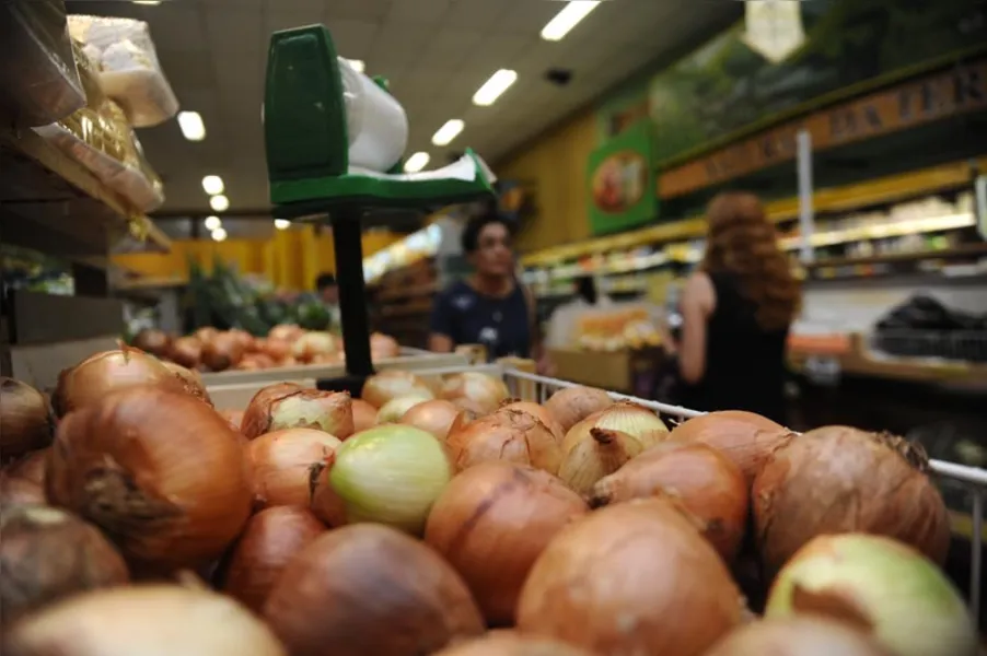 Alimentos e transportes aceleram inflação de janeiro