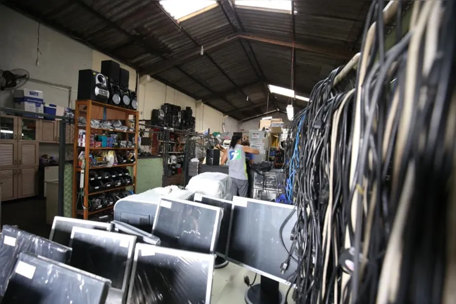 E-lixo recolhe 60 toneladas de resíduos eletrônicos por mês