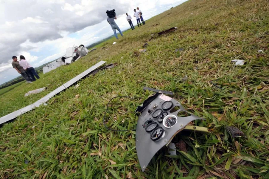 Casal morre em queda de aeronave na região de Londrina