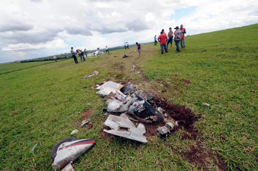 Casal morre em queda de aeronave na região de Londrina
