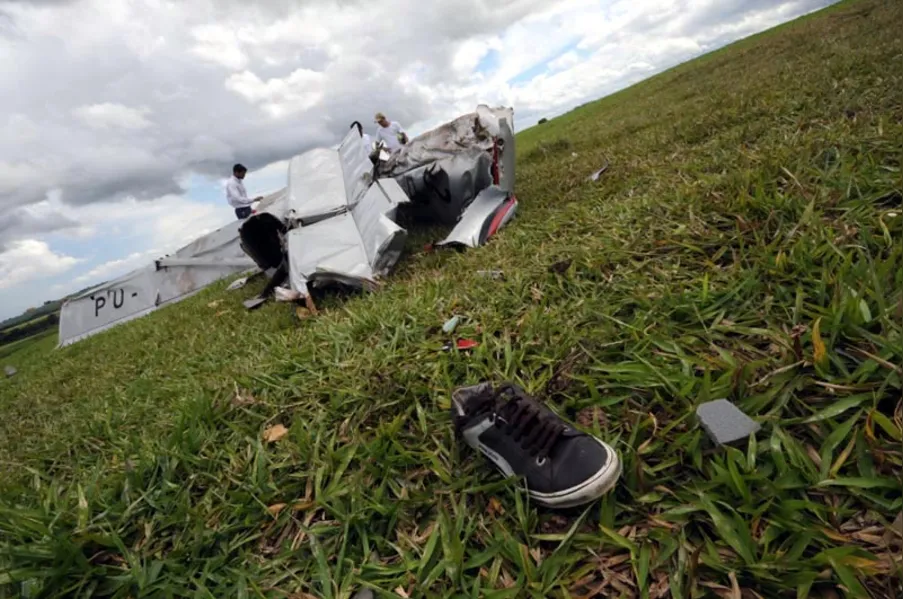 Casal morre em queda de aeronave na região de Londrina