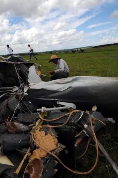 Casal morre em queda de aeronave na região de Londrina