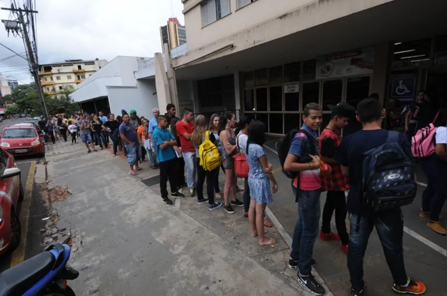 Usuários enfrentam filas para cadastro no Passe Livre