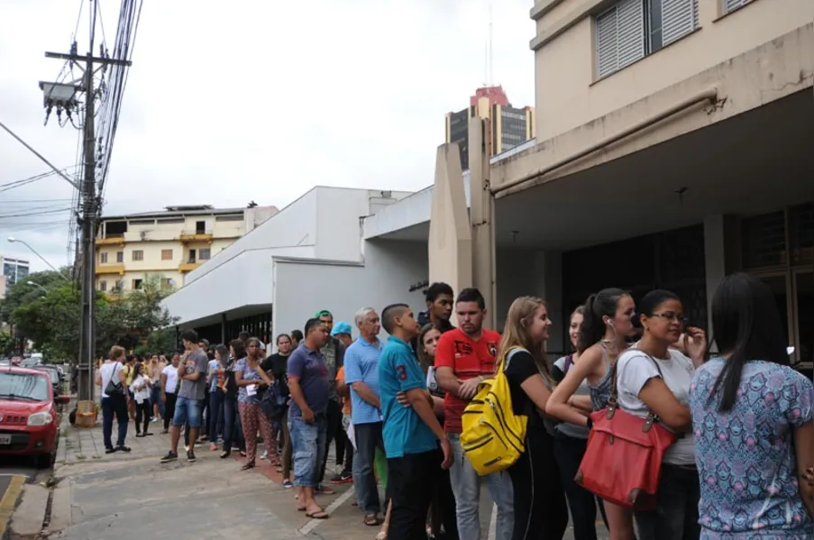 Usuários enfrentam filas para cadastro no Passe Livre