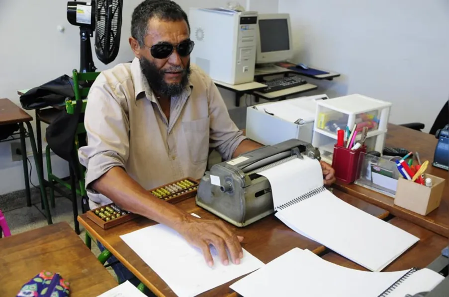 Campanha arrecada dinheiro para compra de bengalas