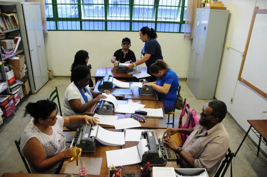 Campanha arrecada dinheiro para compra de bengalas