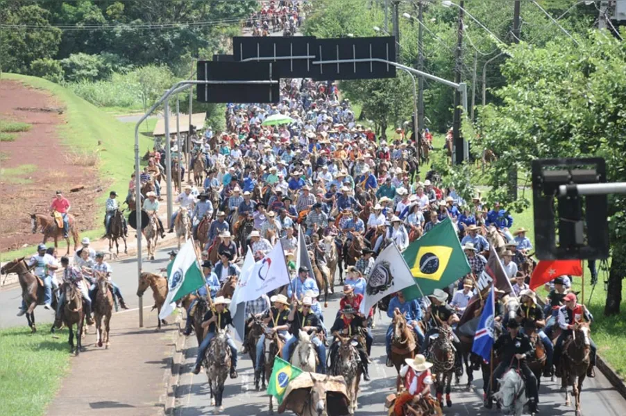 Cavaleiros e amazonas tomam as ruas de Londrina