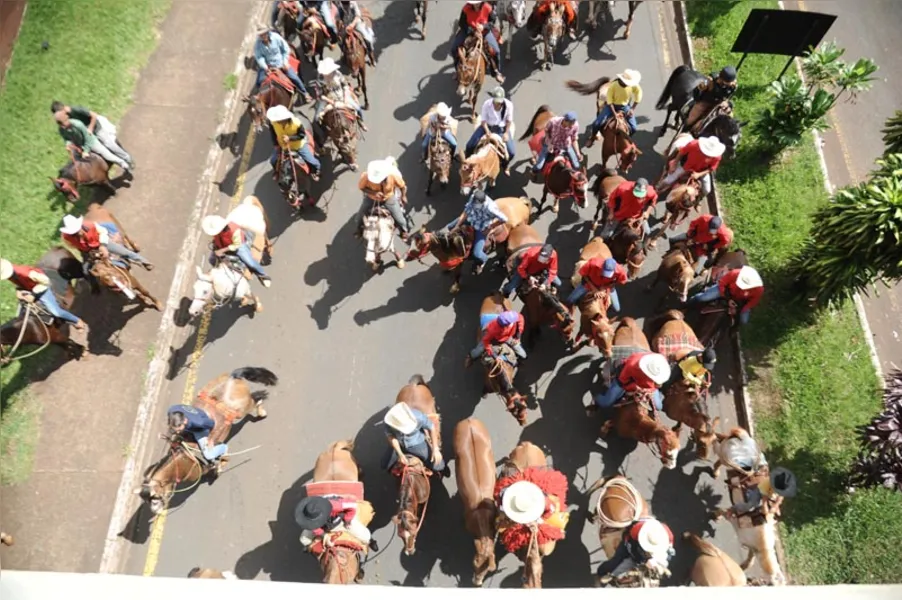 Cavaleiros e amazonas tomam as ruas de Londrina