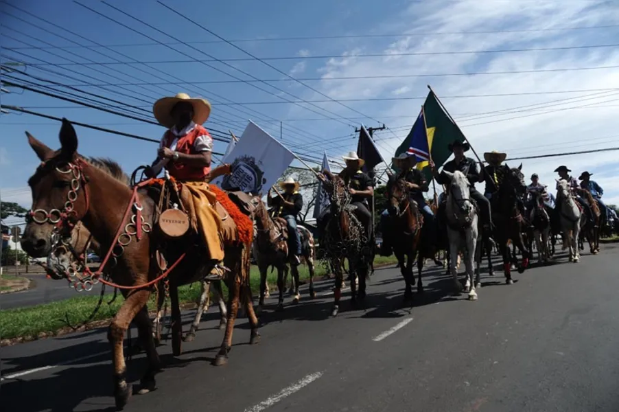 Cavaleiros e amazonas tomam as ruas de Londrina