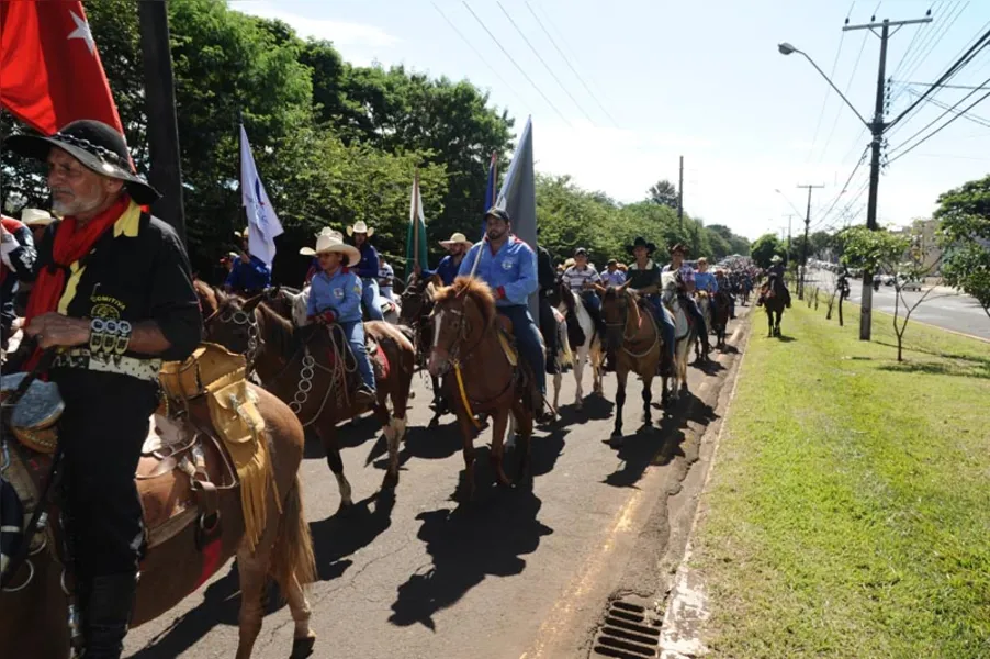 Cavaleiros e amazonas tomam as ruas de Londrina