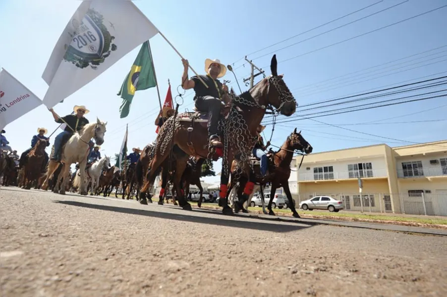 Cavaleiros e amazonas tomam as ruas de Londrina