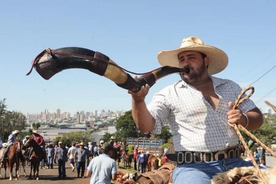Cavaleiros e amazonas tomam as ruas de Londrina
