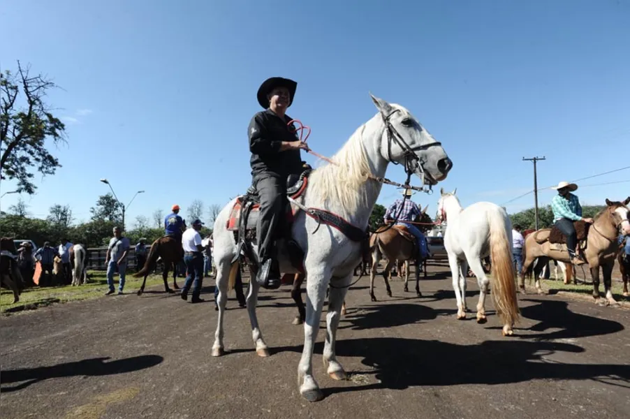 Cavaleiros e amazonas tomam as ruas de Londrina