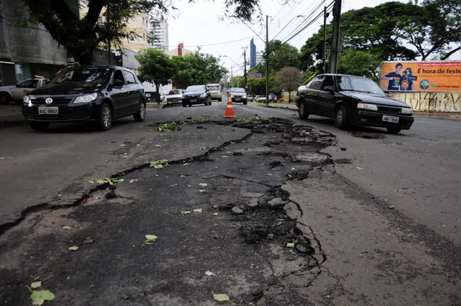 Temporal causa estragos em Londrina