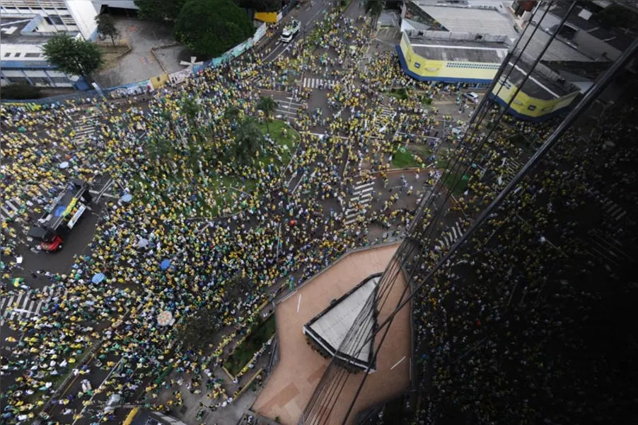 90 mil marcham contra Dilma em Londrina