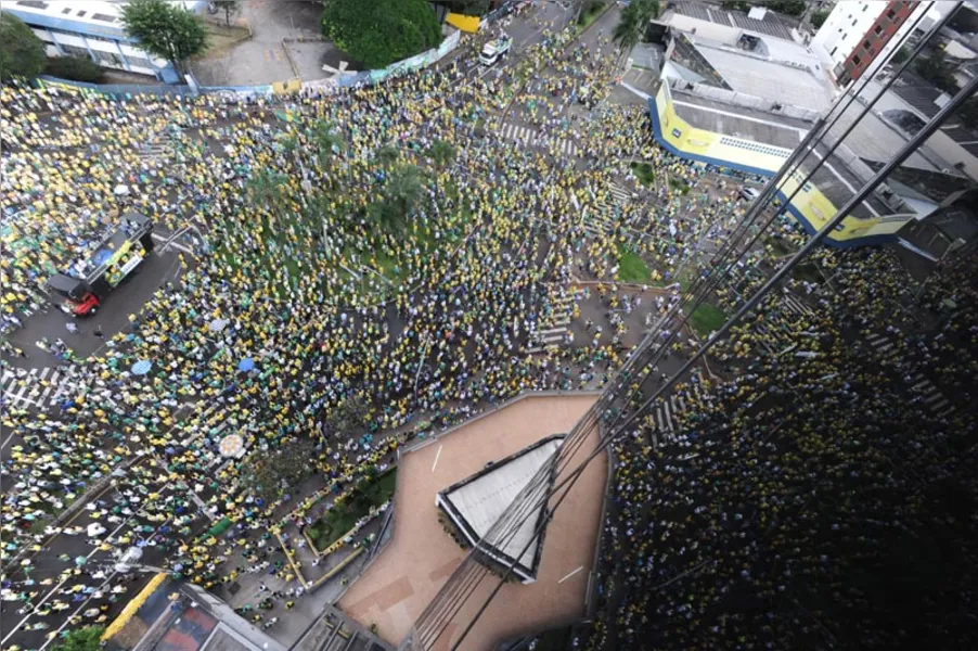 90 mil marcham contra Dilma em Londrina