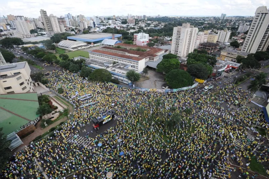 90 mil marcham contra Dilma em Londrina