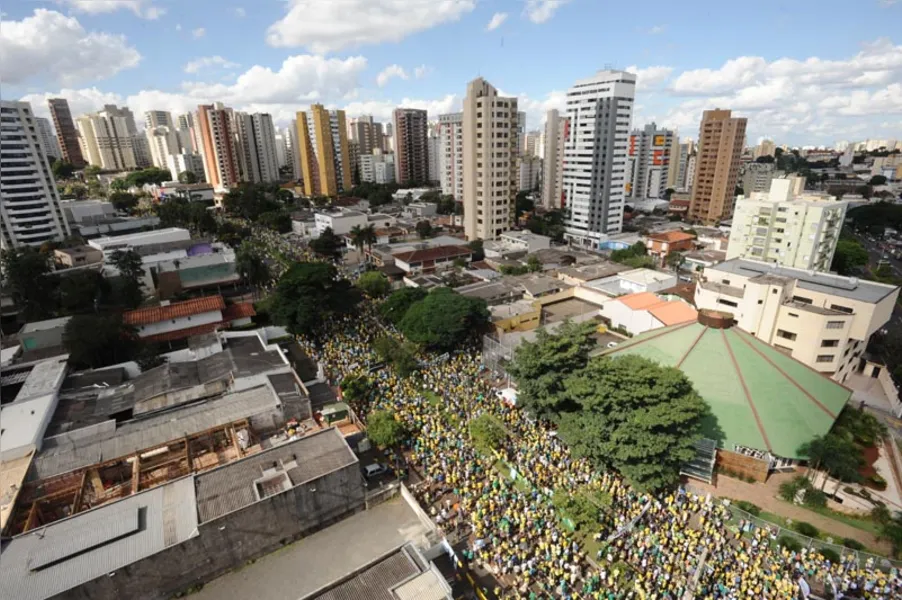 90 mil marcham contra Dilma em Londrina