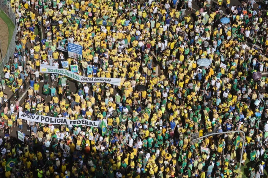 90 mil marcham contra Dilma em Londrina