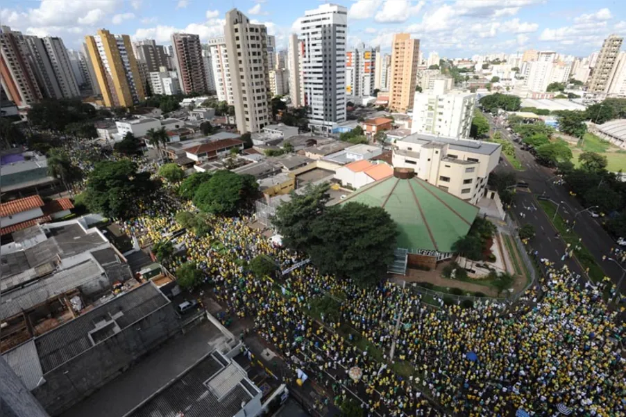 90 mil marcham contra Dilma em Londrina
