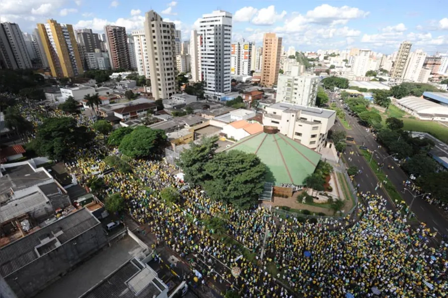 90 mil marcham contra Dilma em Londrina