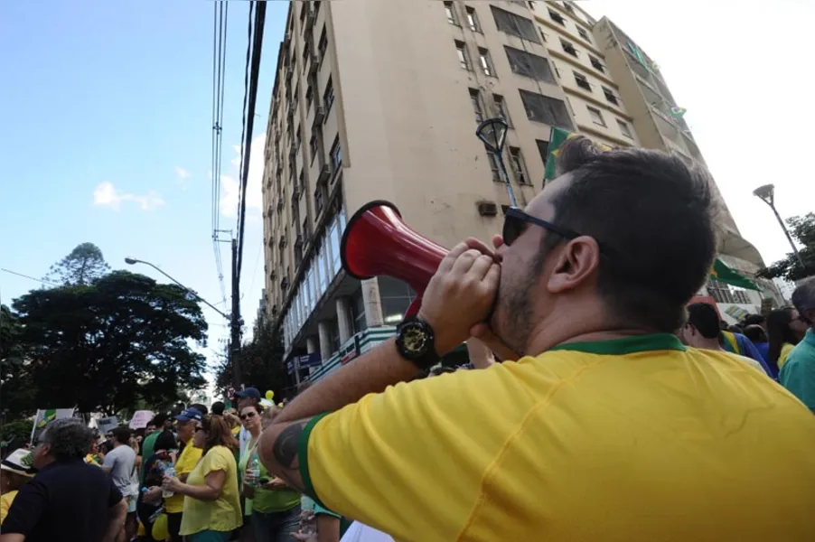 90 mil marcham contra Dilma em Londrina