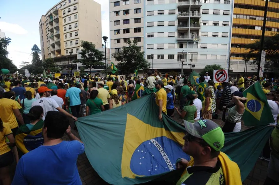 90 mil marcham contra Dilma em Londrina