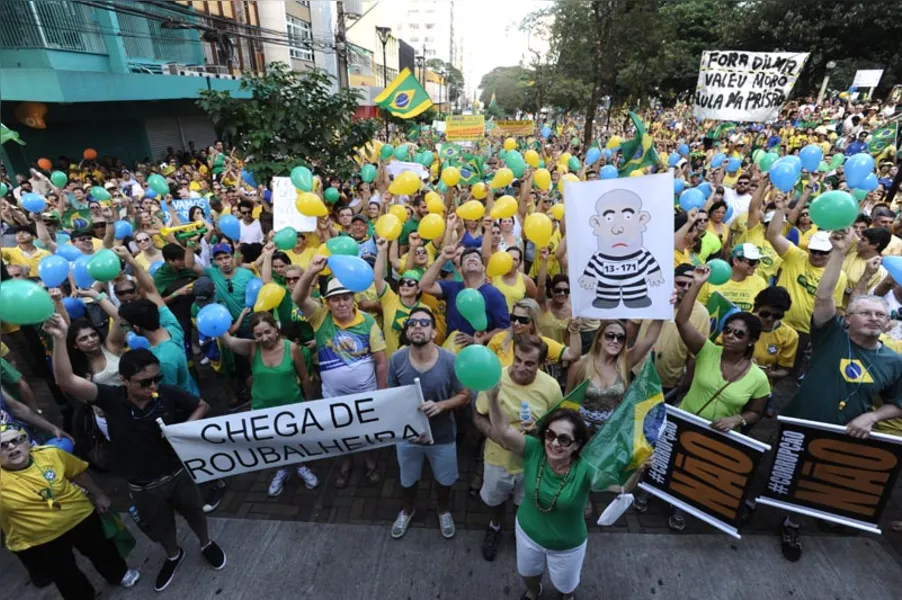 90 mil marcham contra Dilma em Londrina