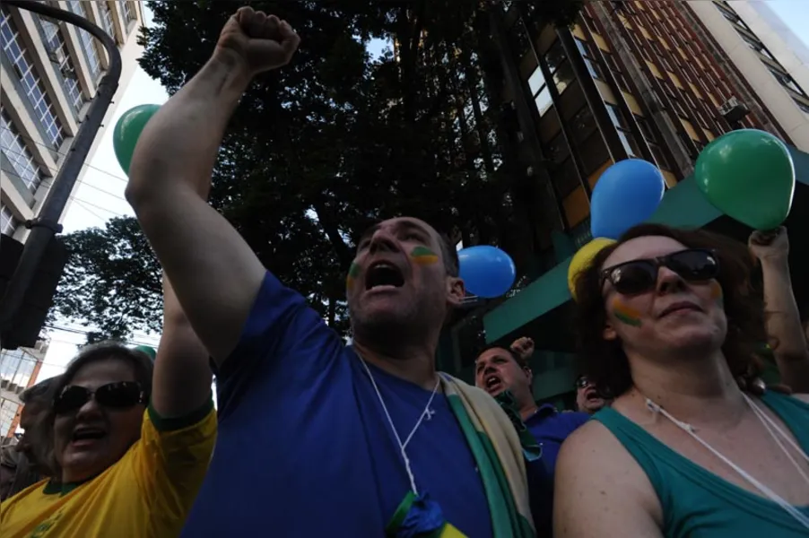 90 mil marcham contra Dilma em Londrina