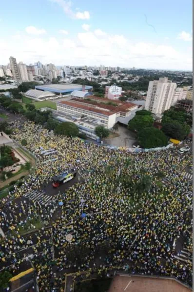 90 mil marcham contra Dilma em Londrina
