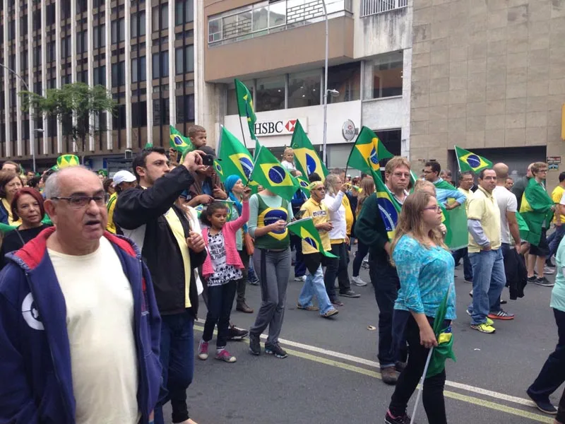 Maior protesto do Paraná reúne 200 mil em Curitiba
