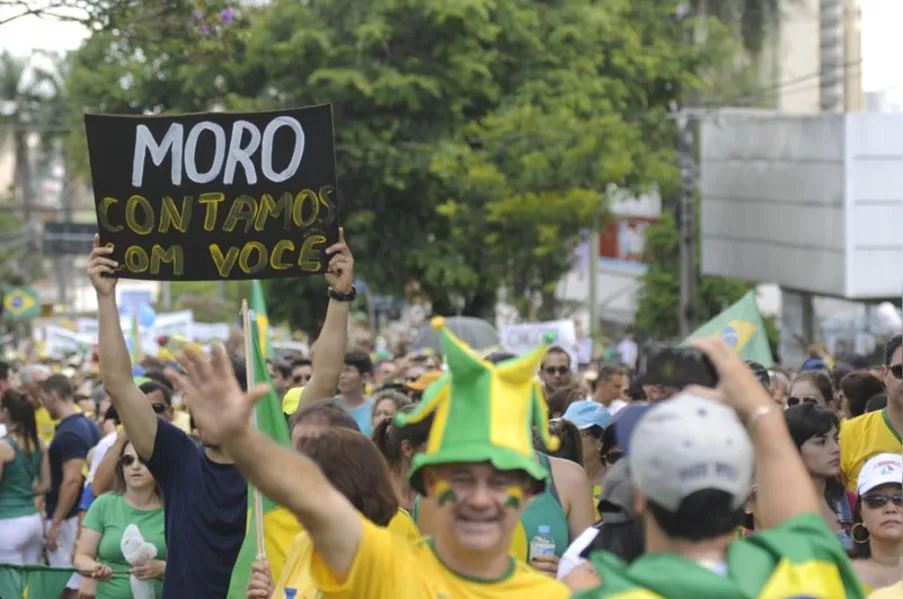 Críticas a Lula, Dilma e ao PT e apoio Moro