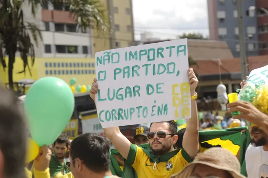 Críticas a Lula, Dilma e ao PT e apoio Moro