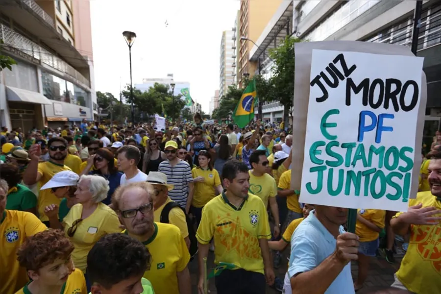 Críticas a Lula, Dilma e ao PT e apoio Moro