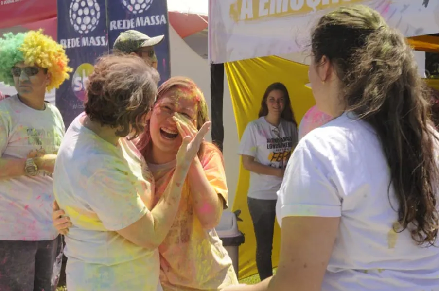 Festa colorida para os calouros da UEL