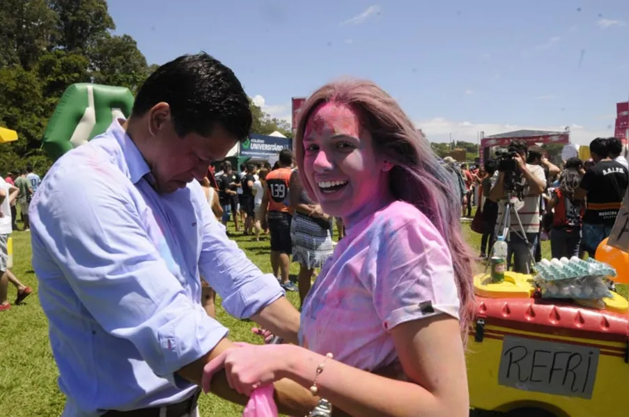 Festa colorida para os calouros da UEL