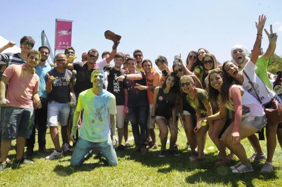 Festa colorida para os calouros da UEL