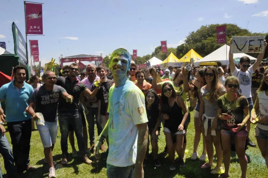 Festa colorida para os calouros da UEL