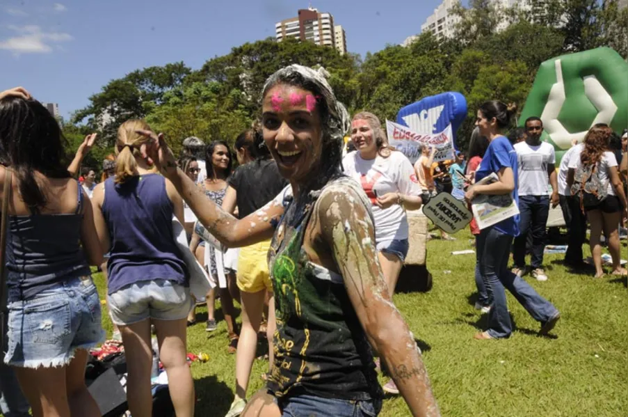 Festa colorida para os calouros da UEL