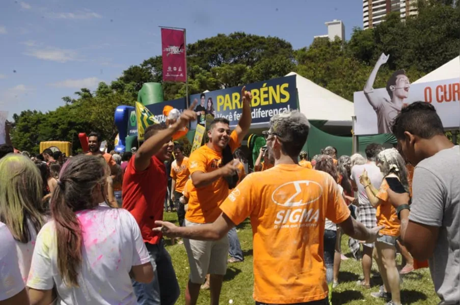 Festa colorida para os calouros da UEL