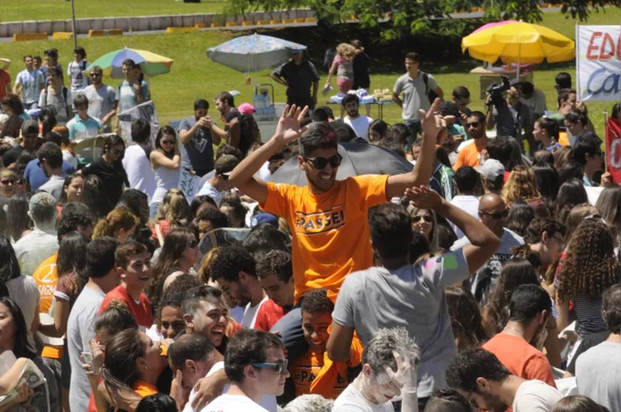 Festa colorida para os calouros da UEL
