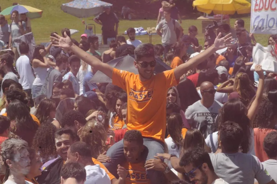 Festa colorida para os calouros da UEL