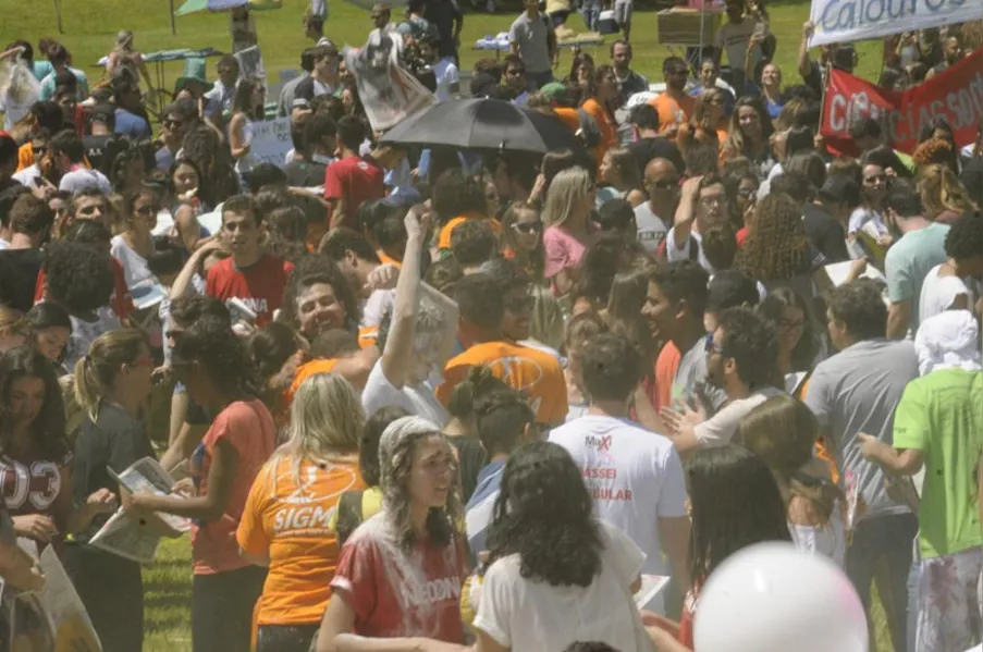 Festa colorida para os calouros da UEL