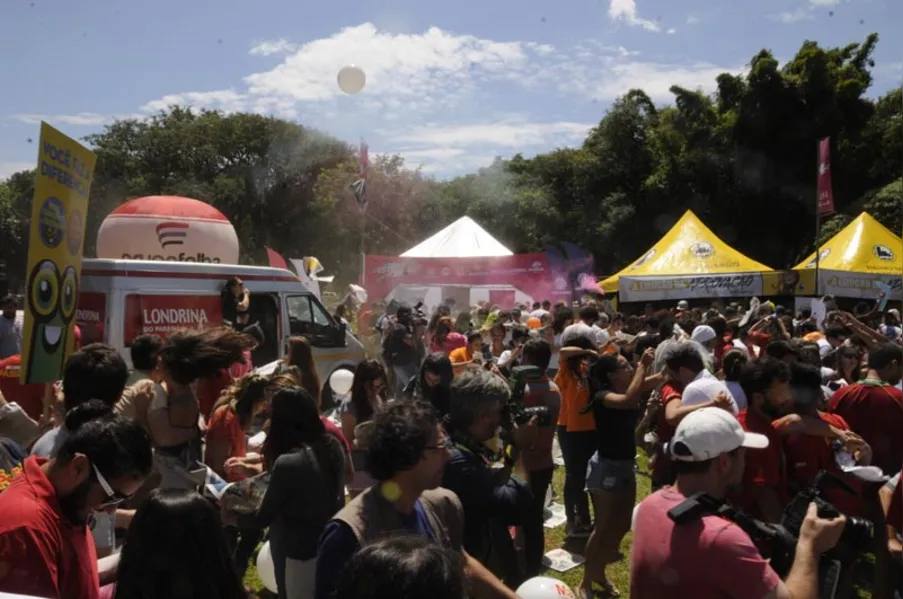 Festa colorida para os calouros da UEL